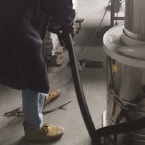 江苏泰州某铝制品加工厂使用我司气动防爆吸尘器